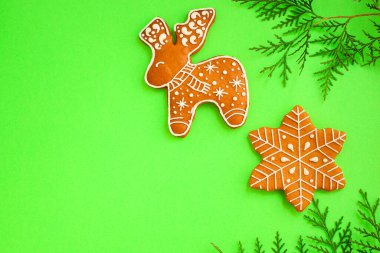 Parlak bir arka planda zencefilli kurabiyeler.