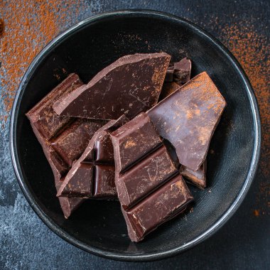 Çikolata parçalanmış.