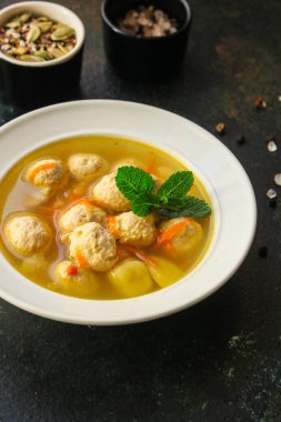 Siyah arka planda köfteli çorba