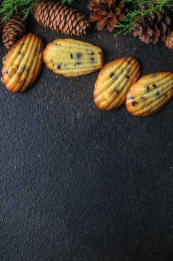 Çam dalları ve kozalaklarla bisküvilerin üst görüntüsü 