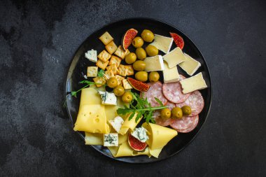 çeşitli peynir, salam, zeytin ve diğer malzemeler. en üstteki görünüm