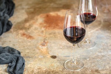 kırmızı şarap bardakta 