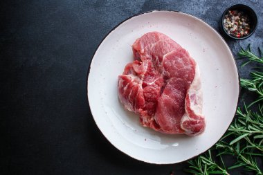 Baharatlı ve biberiyeli taze domuz eti.