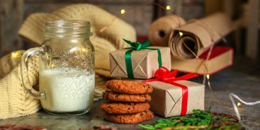 Noel kurabiyeleri ve bir kavanoz süt.