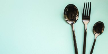 Renkli arka planda çeşitli mutfak gereçleri.  