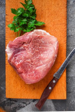 Çiğ et ya da sığır eti sağlıklı atıştırmalık malzeme üst görünüm