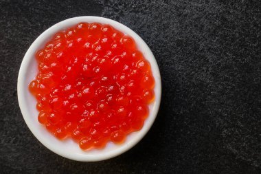 Kırmızı havyar (deniz ürünleri, somon havyarı) menü kavramı. Yemek geçmişi. en üstteki görünüm