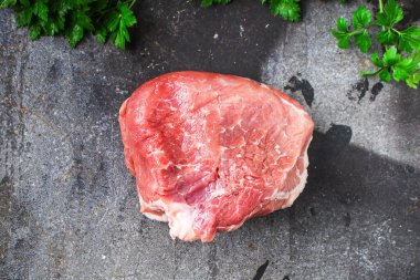 Çiğ et ya da sığır eti sağlıklı atıştırmalık malzeme üst görünüm