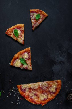 Salamlı ve fesleğenli pizza.