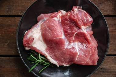 Baharatlı ve biberiyeli taze domuz eti.