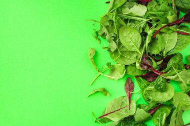 Salata yaprakları karışır, sulu atıştırmalıklar masanın üstünde yemeye hazırdır.