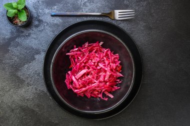 pancar ve sebzeli lahana turşusu (aperatif sebzeler, atıştırmalık) menü konsepti. Yemek geçmişi. Üst Manzara. Boşluğu kopyala