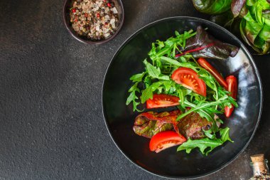 Domatesli sebze salatası, roka, marul.,