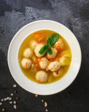 Siyah arka planda köfteli çorba