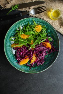 roka, havuç ve peynirli salata..