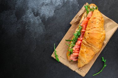 Somon ve roka soslu sandviç.