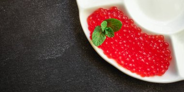 Kırmızı havyar (deniz ürünleri, somon havyarı) menü kavramı. Yemek geçmişi. en üstteki görünüm