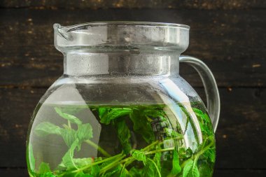 Bardakta sıcak nane çayı.