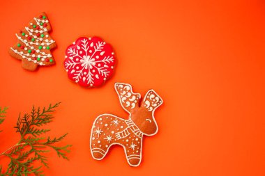 Parlak bir arka planda zencefilli kurabiyeler.