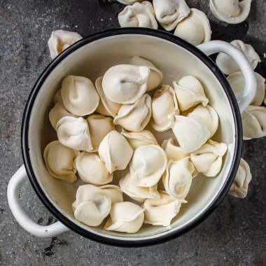 Menü kavramlı tortellini (ravioli köftesi). Yemek geçmişi. Üst Manzara. Boşluğu kopyala