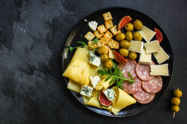 çeşitli peynir, salam, zeytin ve diğer malzemeler. en üstteki görünüm