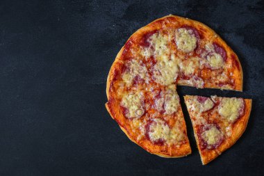 Salamlı pizza. Yakın plan. 