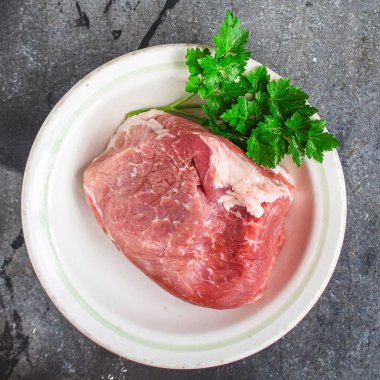 Çiğ et ya da sığır eti sağlıklı atıştırmalık malzeme üst görünüm