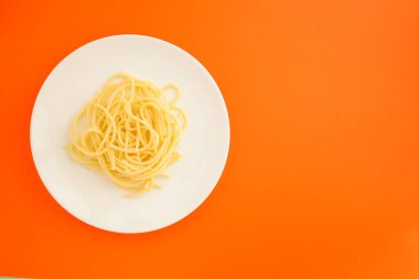 Makarna tabakta üst görünüm 