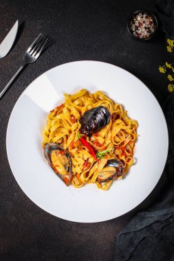 Tabakta deniz ürünleri ve sebzeli spagetti.