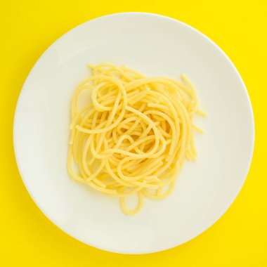 Makarna tabakta üst görünüm 