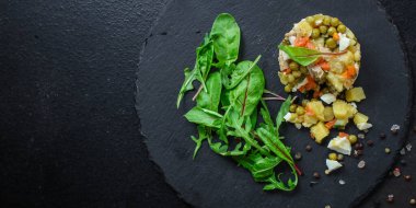 Sebze salatası, geleneksel olivier (sağlıklı yeme patates, havuç, bezelye ve daha fazlası) menü konsepti. yiyecek arka planı. 