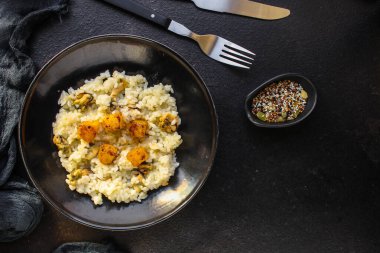 midyeli pilav ve kalamar. 