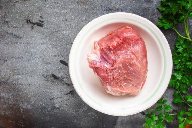 Çiğ et ya da sığır eti sağlıklı atıştırmalık malzeme üst görünüm