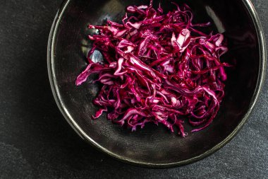 soğanlı ve maydanozlu kırmızı lahana salatası.