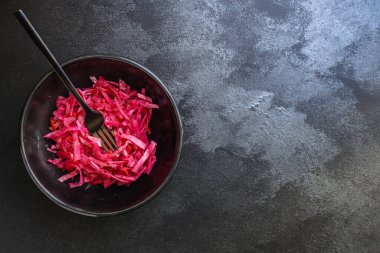 pancar ve sebzeli lahana turşusu (aperatif sebzeler, atıştırmalık) menü konsepti. Yemek geçmişi. Üst Manzara. Boşluğu kopyala