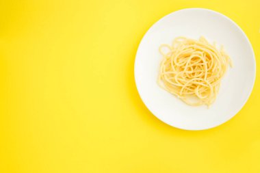 Makarna tabakta üst görünüm 