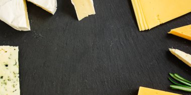 Koyu arkaplanda farklı peynir türleri, yakın plan görünümü