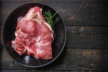 Baharatlı ve biberiyeli taze domuz eti.