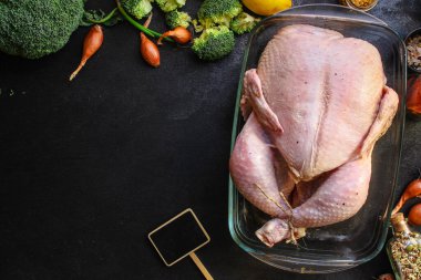 Salamuralı yiyecek arka planında çiğ tavuk. 