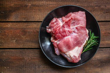 Baharatlı ve biberiyeli taze domuz eti.