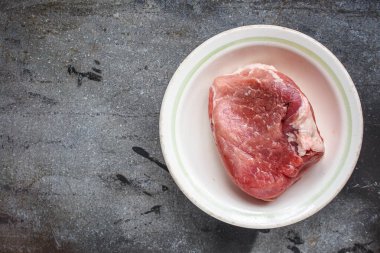 Çiğ et ya da sığır eti sağlıklı atıştırmalık malzeme üst görünüm