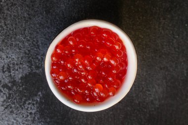 Kırmızı havyar (deniz ürünleri, somon havyarı) menü kavramı. Yemek geçmişi. en üstteki görünüm