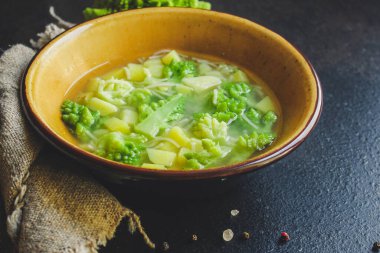 Sebzeli brokoli çorbası, ilk yemek, boy, vejetaryen, üst manzara, kırsal arka plan. 