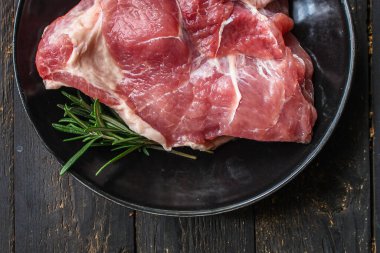 Baharatlı ve biberiyeli taze domuz eti.