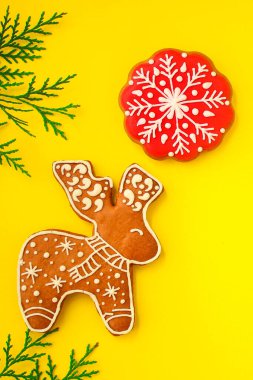 Parlak bir arka planda zencefilli kurabiyeler.