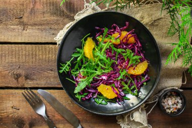 roka salatası, kırmızı lahana ve portakal.