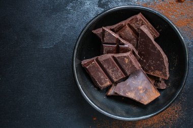 Çikolata parçalanmış.