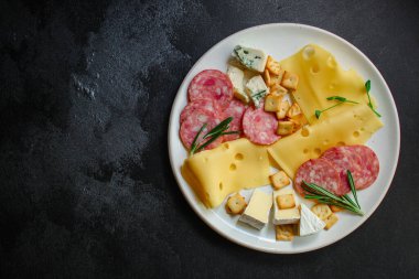 çeşitli peynir, salam, zeytin ve diğer malzemeler. en üstteki görünüm