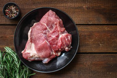 Baharatlı ve biberiyeli taze domuz eti.