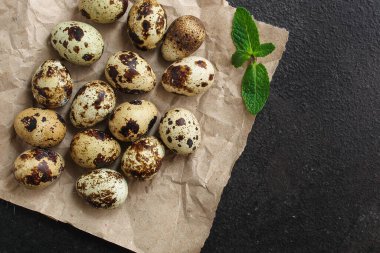 Bıldırcın yumurtaları üst görünüm yiyecek arka planı